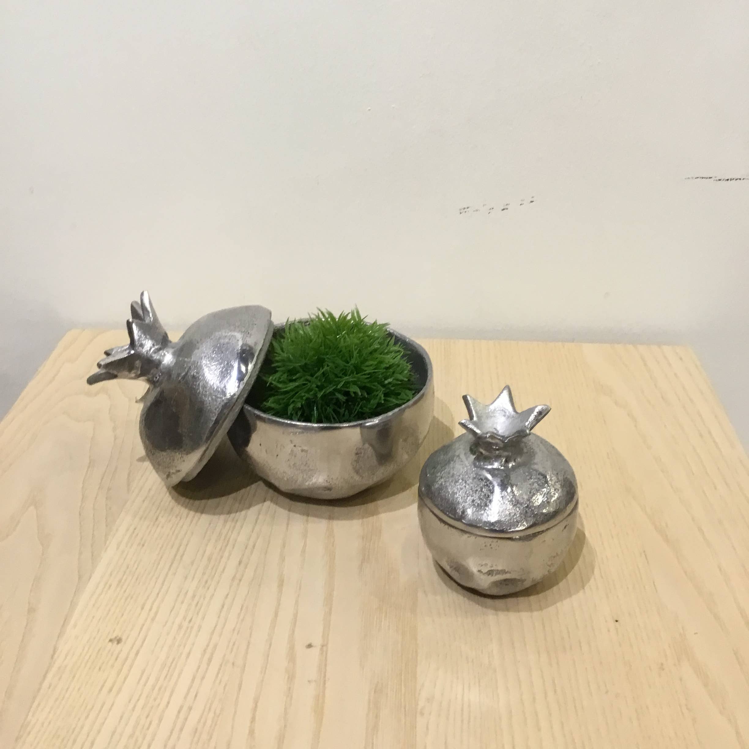 India Handicrafts Inc - Vente Bocal décoratif - Pot en aluminium texturé en forme de grenade, petit modèle4