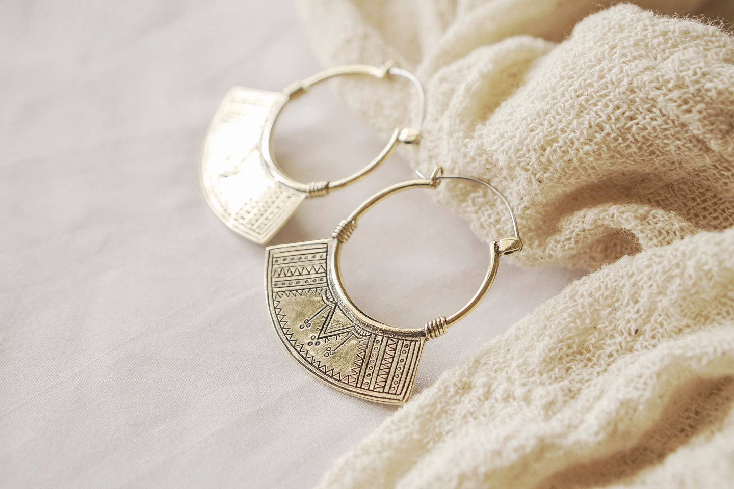 Nakila Collective - Vente Créoles - Petites boucles d’oreilles hoop en laiton4