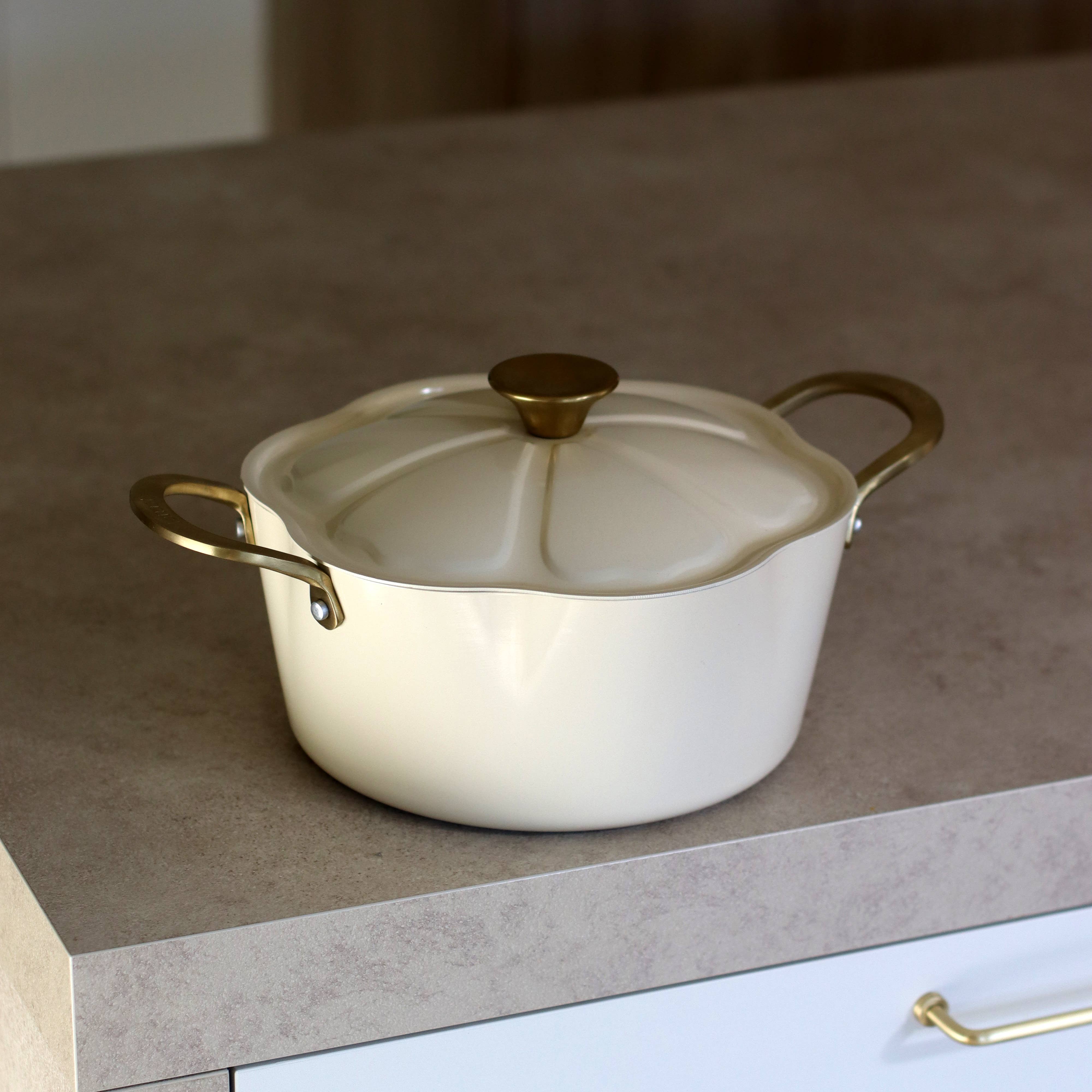 Menastyl - Wholesale Cooking Pot - Dahlia Dutch oven 24cm in recycled beige aluminum with lid2