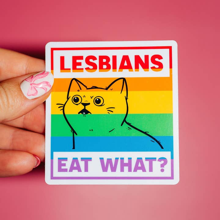 ShopSourSweetener - Vendita all'ingrosso Adesivo - Adesivo Lesbiche Mangiano What, Funny LGBTQ+ Pride, Sapphic