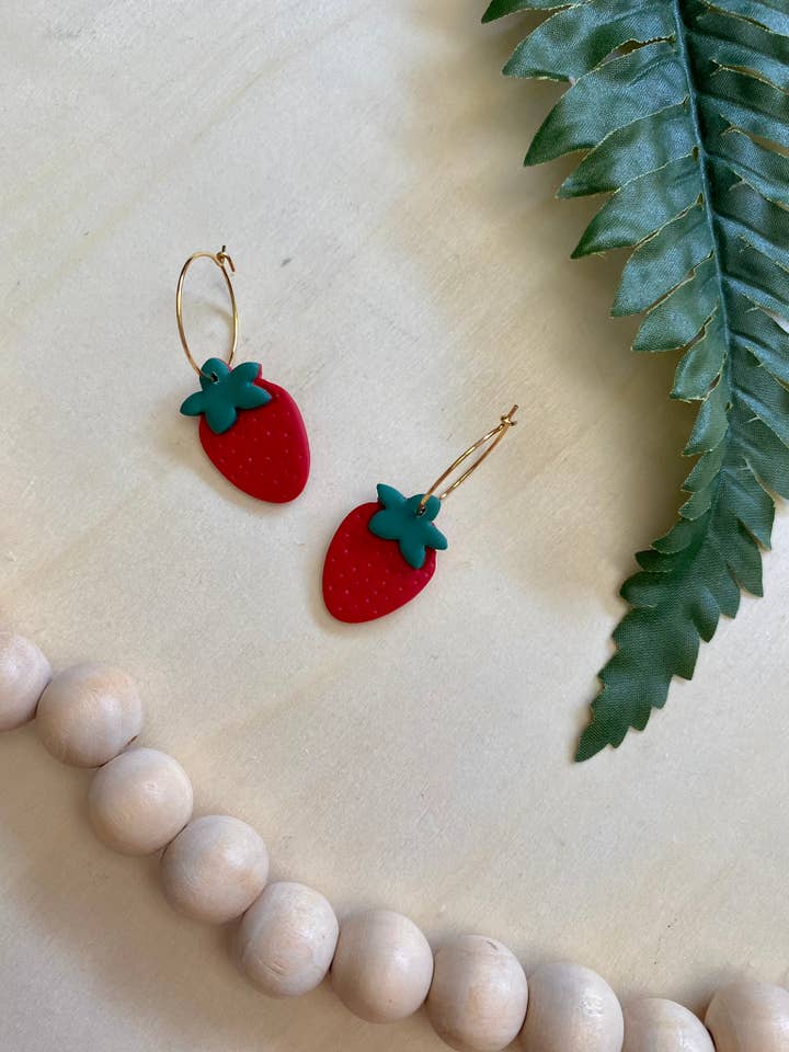 Pendientes de arcilla polimérica Strawberry Hoop para venta al por mayor de Clay + Clover Earring Co.