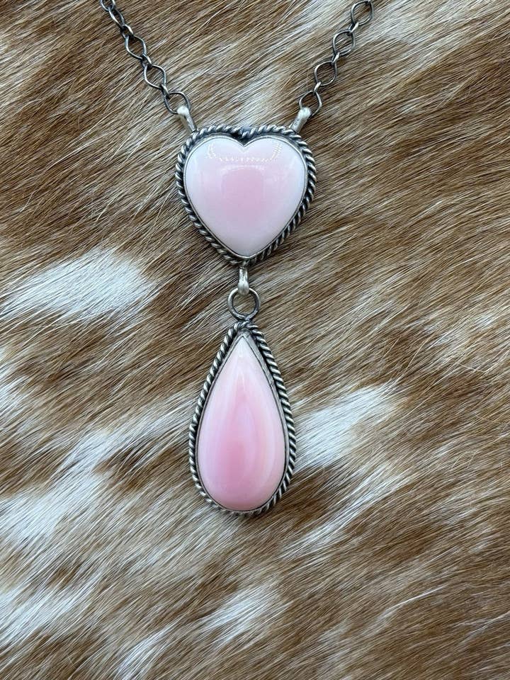 Navajo håndlavet halskæde i sterlingsølv med lyserød konkylie vedhæng, 18” for engroshandel hos Native City Jewelry