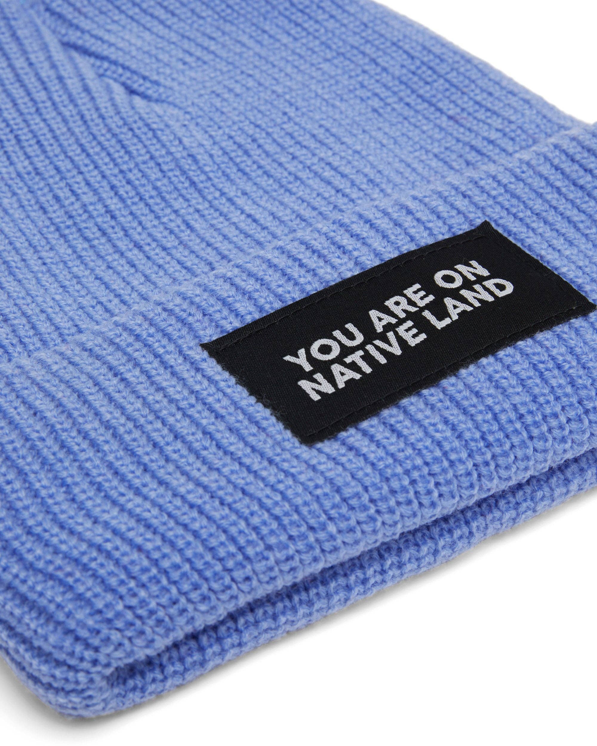 Urban Native Era – Großhandel Beanie – Unisex – GERIPPTE MÜTZE „YOU ARE ON NATIVE LAND“ - SCHIEFERBLAU2