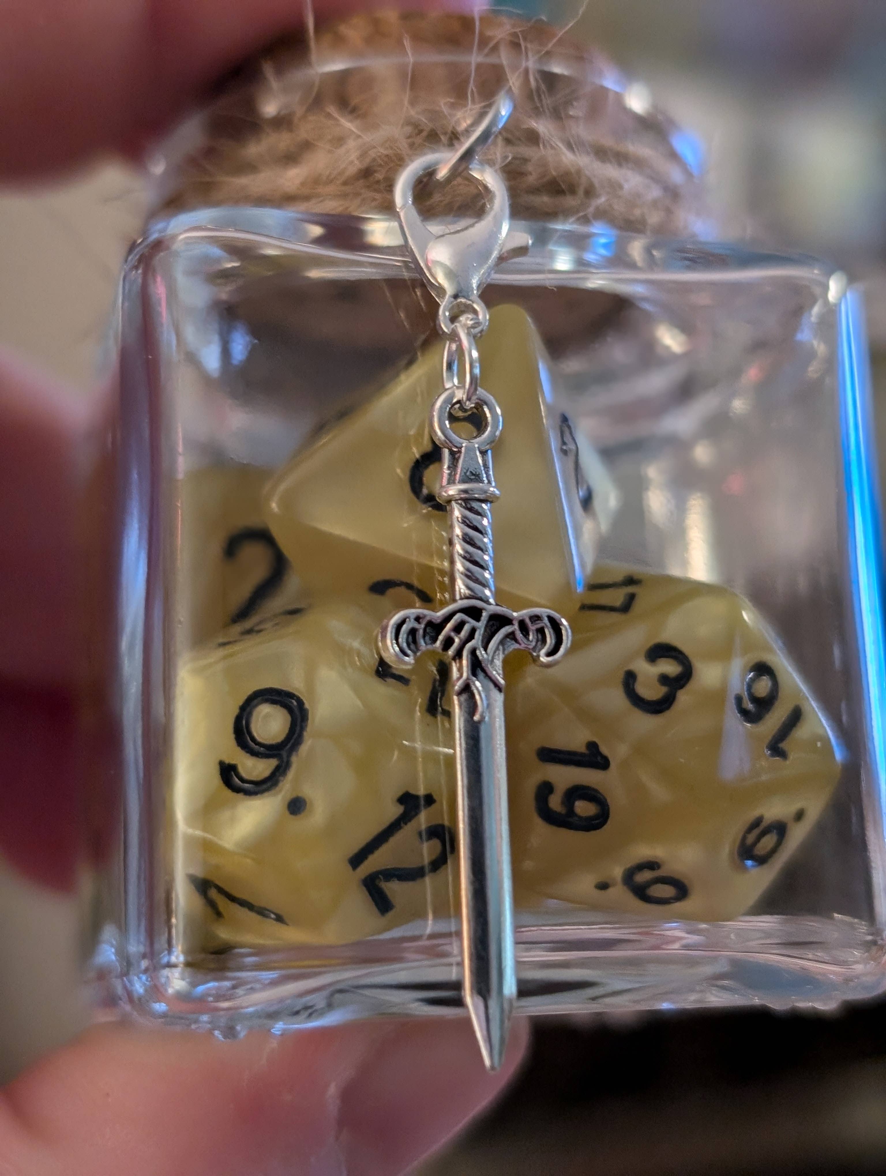 Con-Quest Crafts - Venta al por mayor Dado - Tarros de dados de hechizo con 7 dados D20 para TRPG17