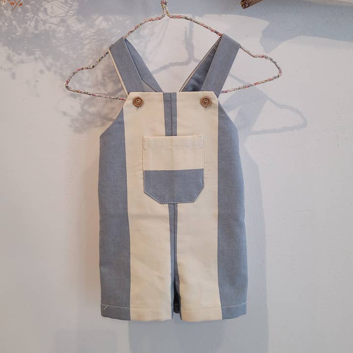 Baby-Latzhose Blau mit rohen Streifen für den Großhandel von Mia y Lia