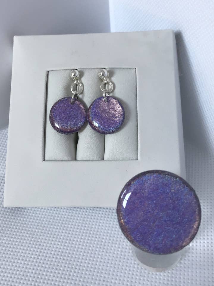 Holographic violet ring and earrings set for wholesale by La Chaumière à Bijoux