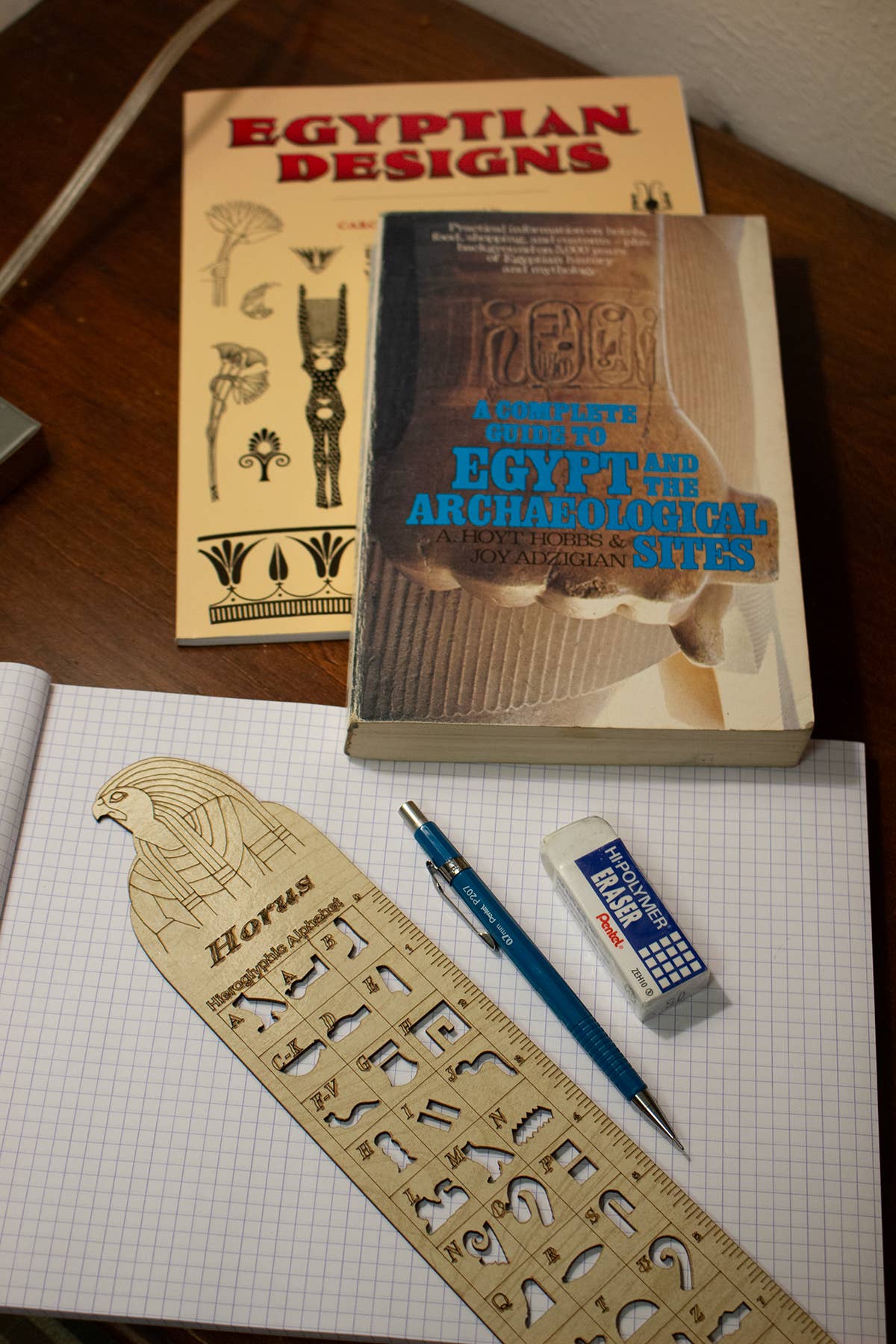 Discoveries, Inc. - Vendita all'ingrosso Tinta per stencil/lavoretti - Stencil/Righello Geroglifico in Legno - Dio Egizio Horus - 12"1