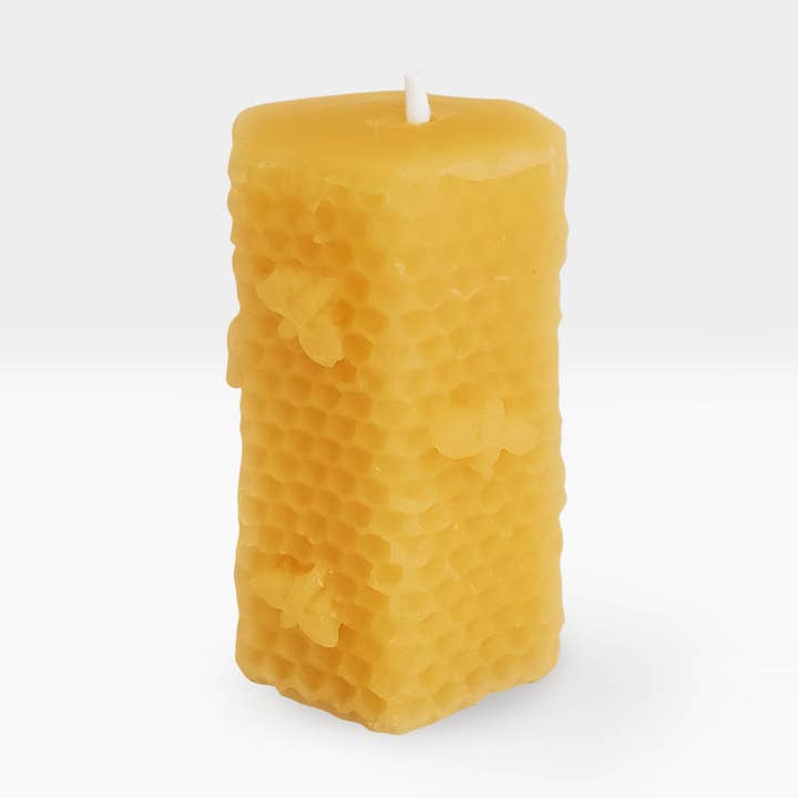 Bougie de fantaisie en nid d'abeille, 3,2 x 1,875 pouces de hauteur pour la vente par Gammys Beezwax Candles