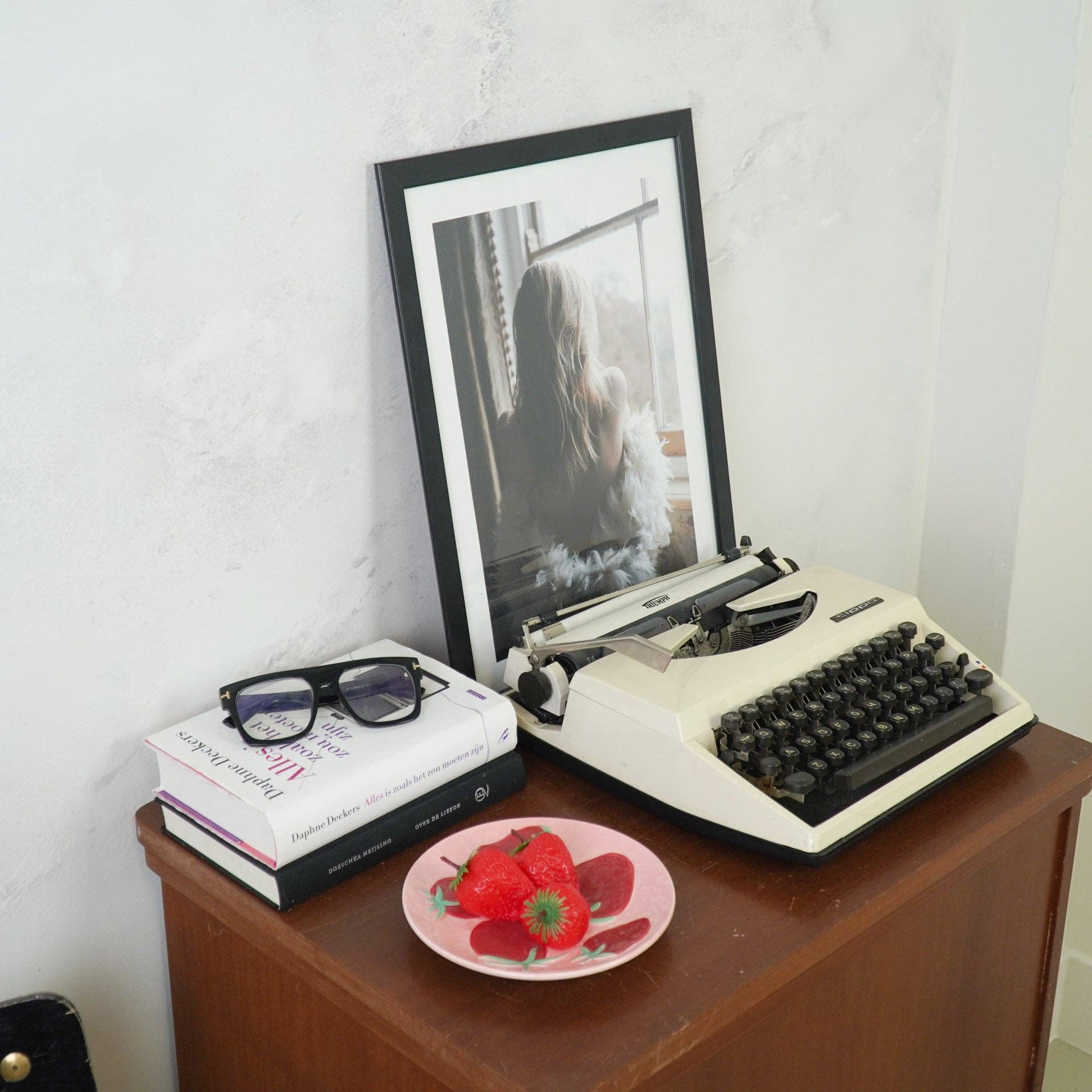 Housevitamin bv - Wholesale Decorative Plate/Dish/Bowl - Deco Plate- Strawberries - Pink/ Red- 17,5x17,5x2cm4