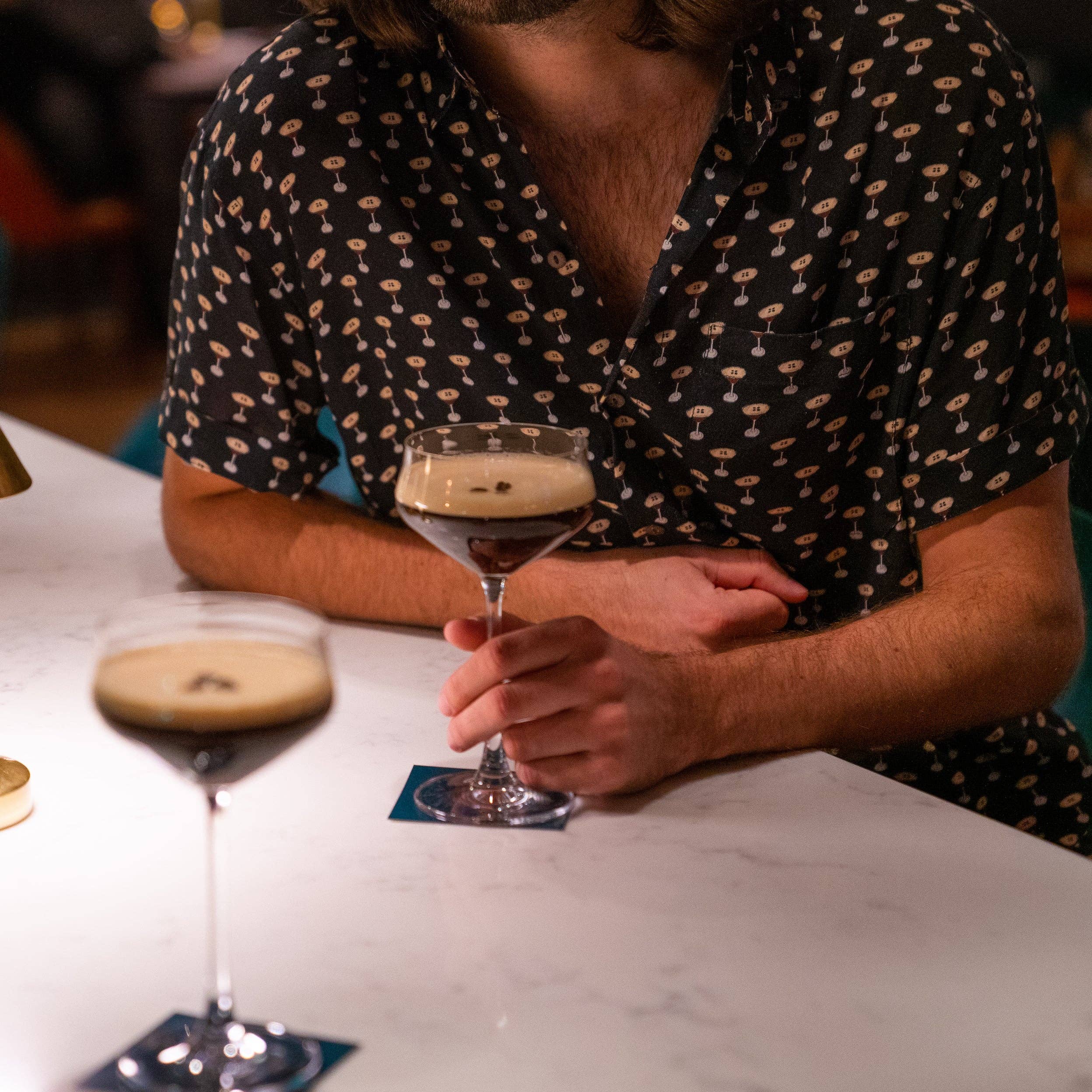 Negro Camisa de manga corta con estampado de Martini Espresso para hombre de venta al por mayor en Faire2