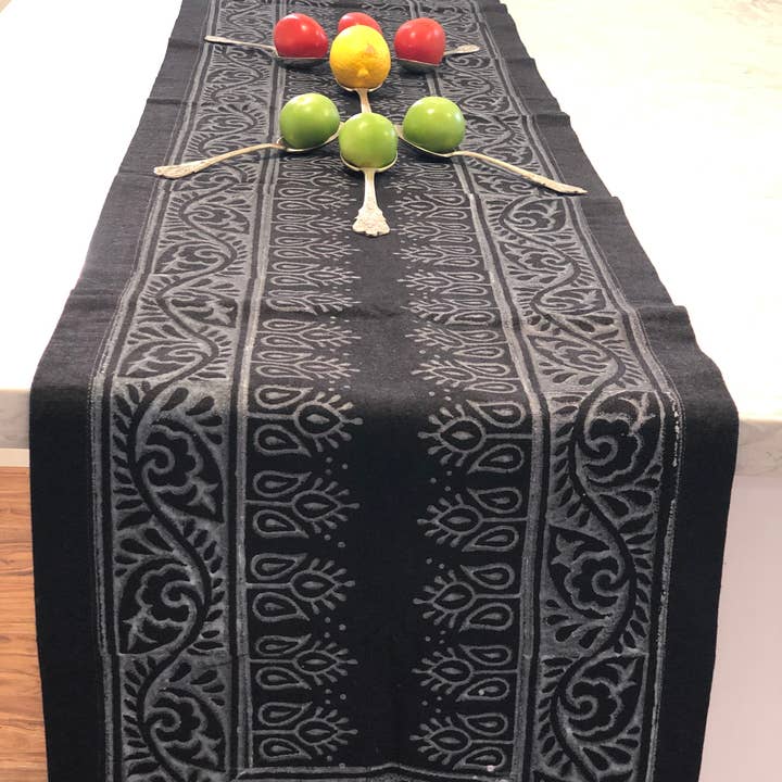 Chemin de table, chemin imprimé en blocs, décoration d'intérieur, chemin de table noir pour la vente par Pink Buddhas