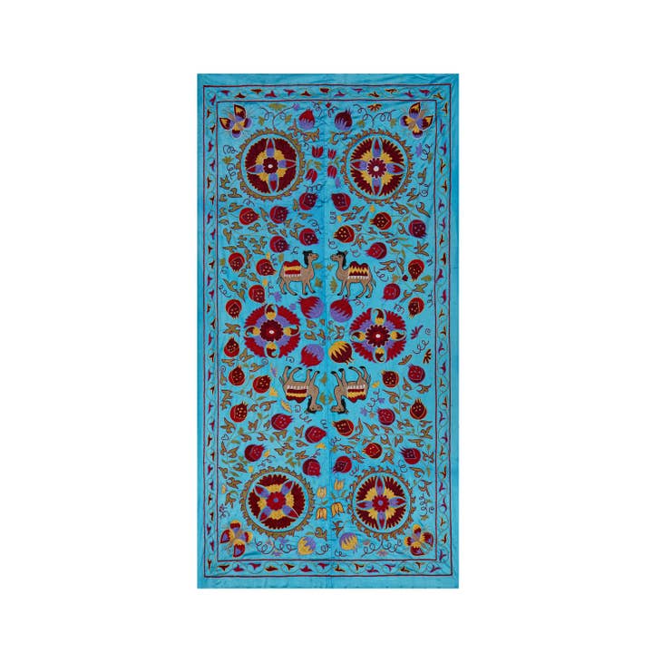 Arte Murale Suzani Uzbeko Blu – Ricamo con Motivo di Cammello e Fiori per la vendita all'ingrosso da parte di Vintage Pillows Store