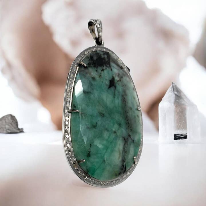 Zeldzame smaragd diamanten hanger, mei geboortesteen zilveren edelsteen hanger, spirituele genezing kristallen sieraden, hartchakra sieraden 2,5”x 1,30” voor wholesale door Akstar Gems