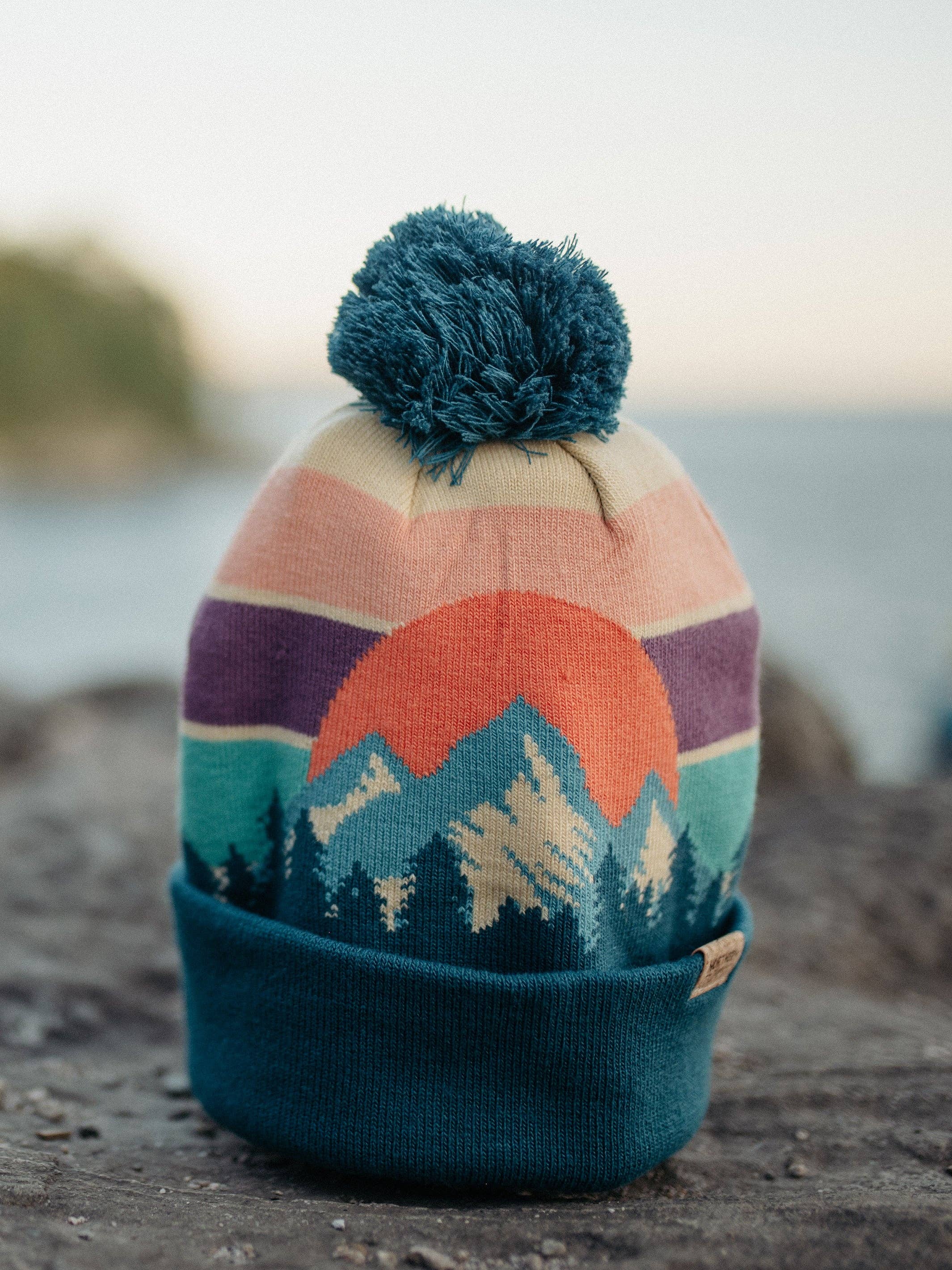 Northern Icons Creations INC - Vente Échantillon pour commerçant – vêtements unisexes - Bonnet en tricot Mountain Life avec pompon, chapeau d'hiver pour la randonnée, le camping et les activités de plein air.2