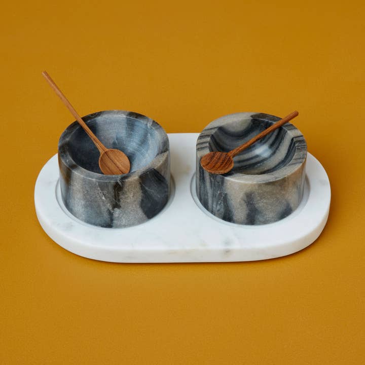 Weiße und graue Marmor‑Salzschälchen mit Löffeln und Tablett für den Großhandel von Be Home