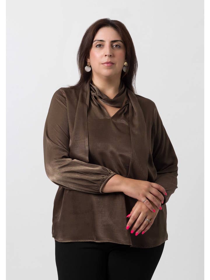 255030 - Bluse i ensfarvet stof Efterår Vinter Kollektion Store Størrelser for engroshandel hos Teresa Cardoso Oliveira