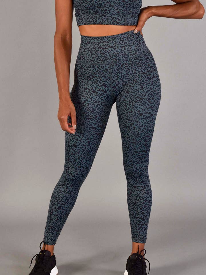 Wear Love More LLC - Vente Ensemble de sport – femme - Legging 7/8 de luxe recyclé à taille ultra haute en léopard émeraude0