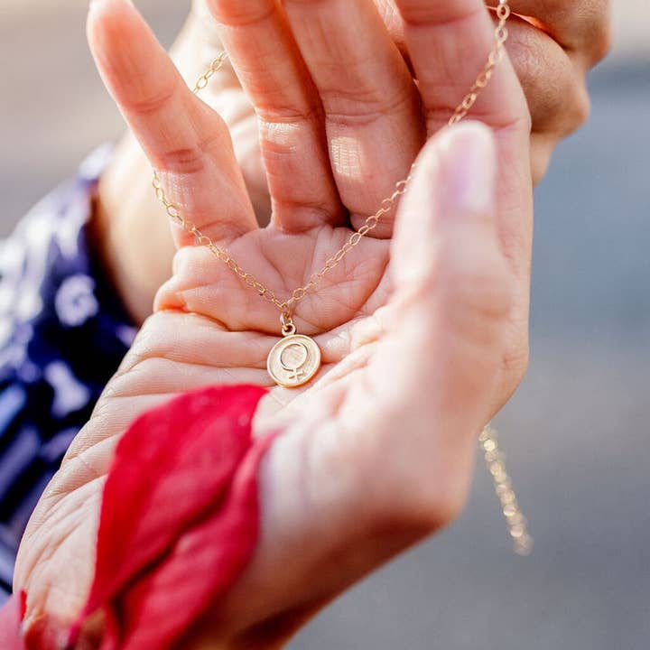 A Worthy Brand - Vente Colliers à pendentif - Collier Féministe - Collier Femme Symbole Disque3
