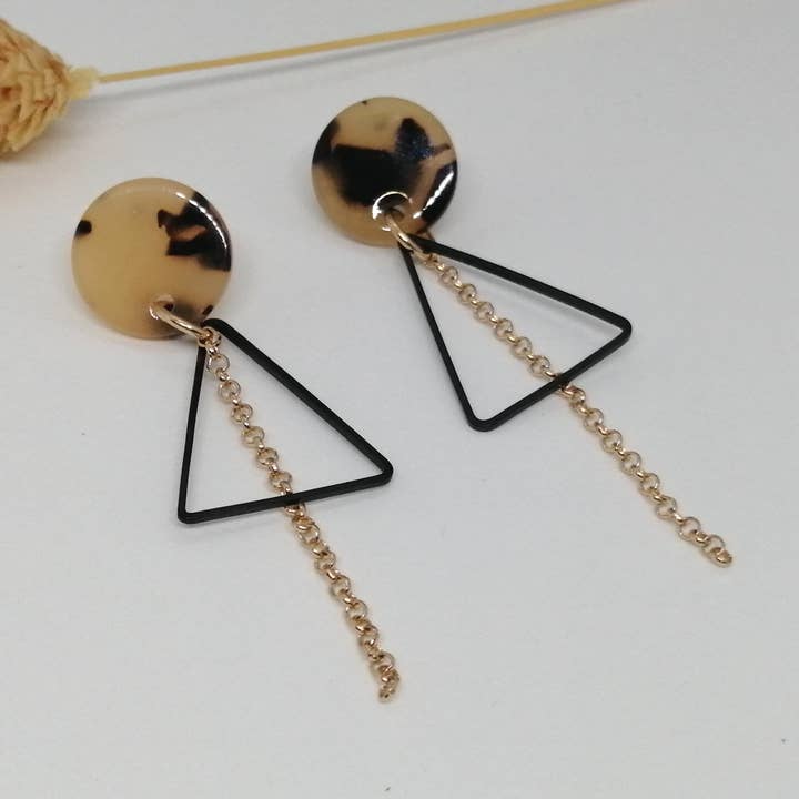 Ohrhänger - Resine 6 - Dreieck - gold/taupe für den Großhandel von Maison Delclef