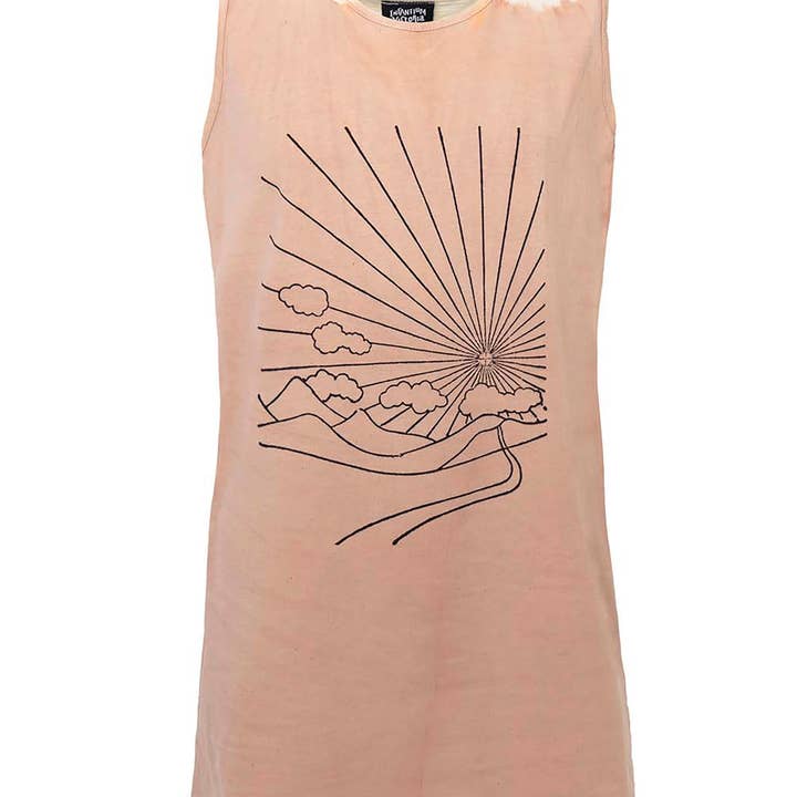 Robe t-shirt artisanale en garance teintée naturellement avec impression à la main pour la vente par Infantium Victoria