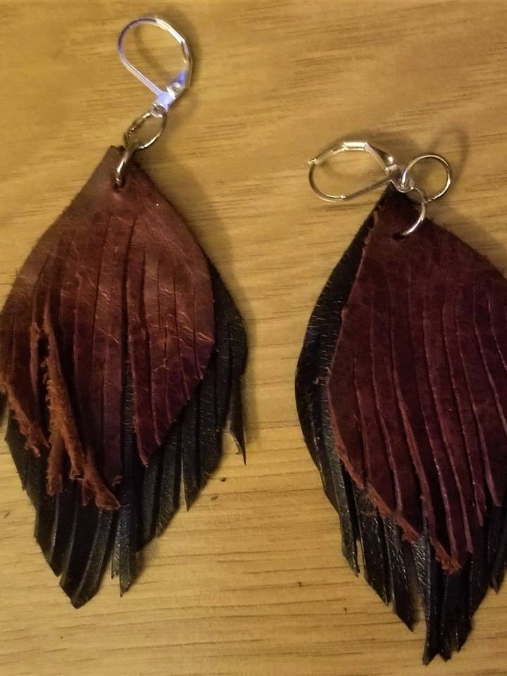 Boucles d'oreilles pendantes en cuir à double frange bordeaux et noir pour la vente par Shift Clothier, Inc.