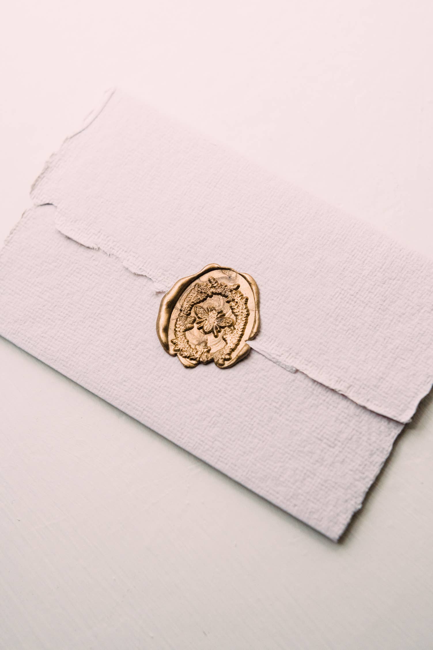 Signora e Mare – Engroshandel Forseglingsvoks – Gardenia vokssigteøj med honningbi og timiankrans1