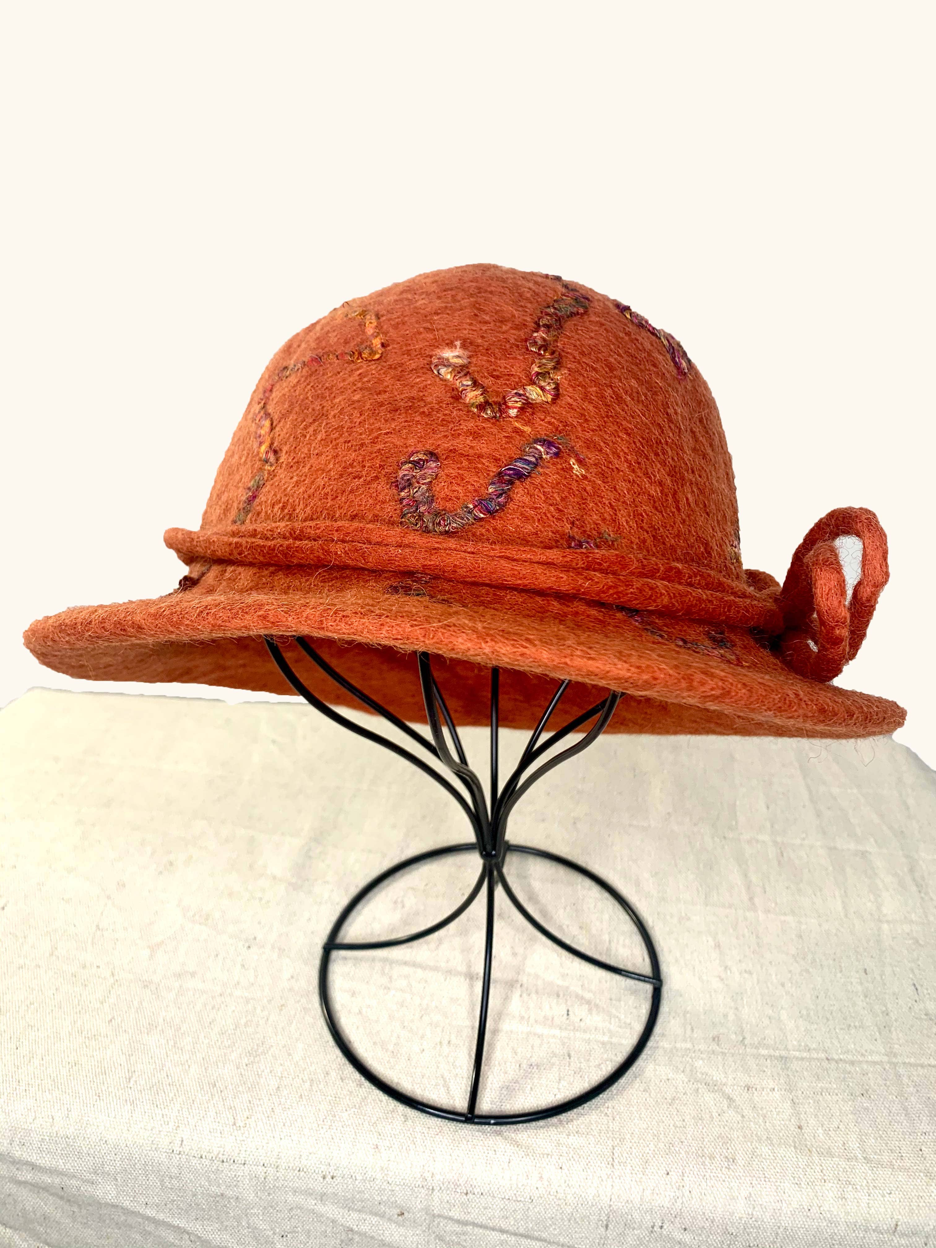 Pomegranate Moon – wholesale Clochehattar – Dam – Orange Drop Garnhatt1