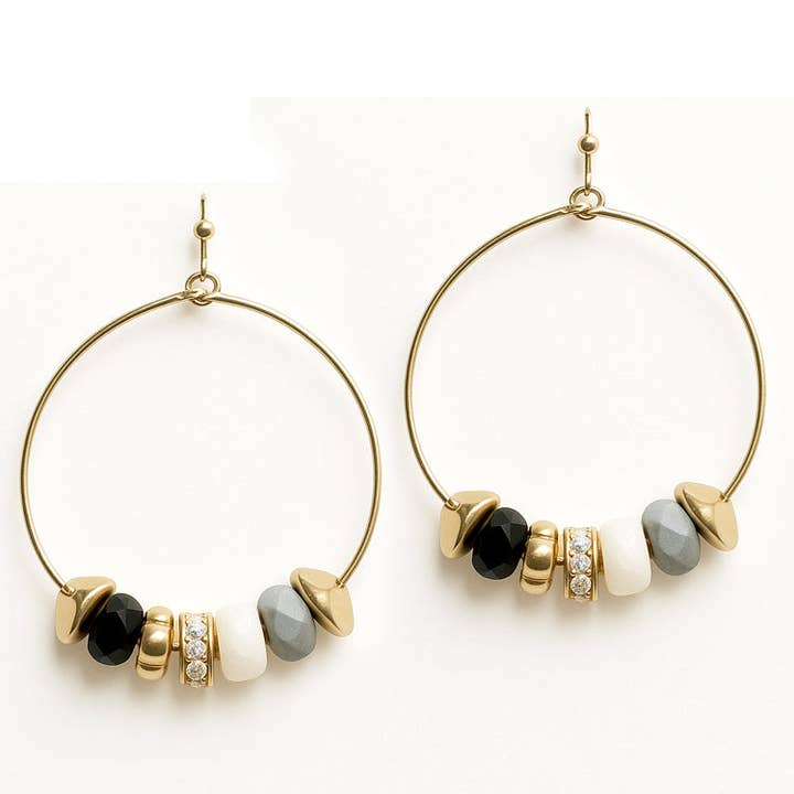 Boucles d'oreilles créoles 1,75" en pierres grises, noires, blanches avec détails dorés pour la vente par What's Hot