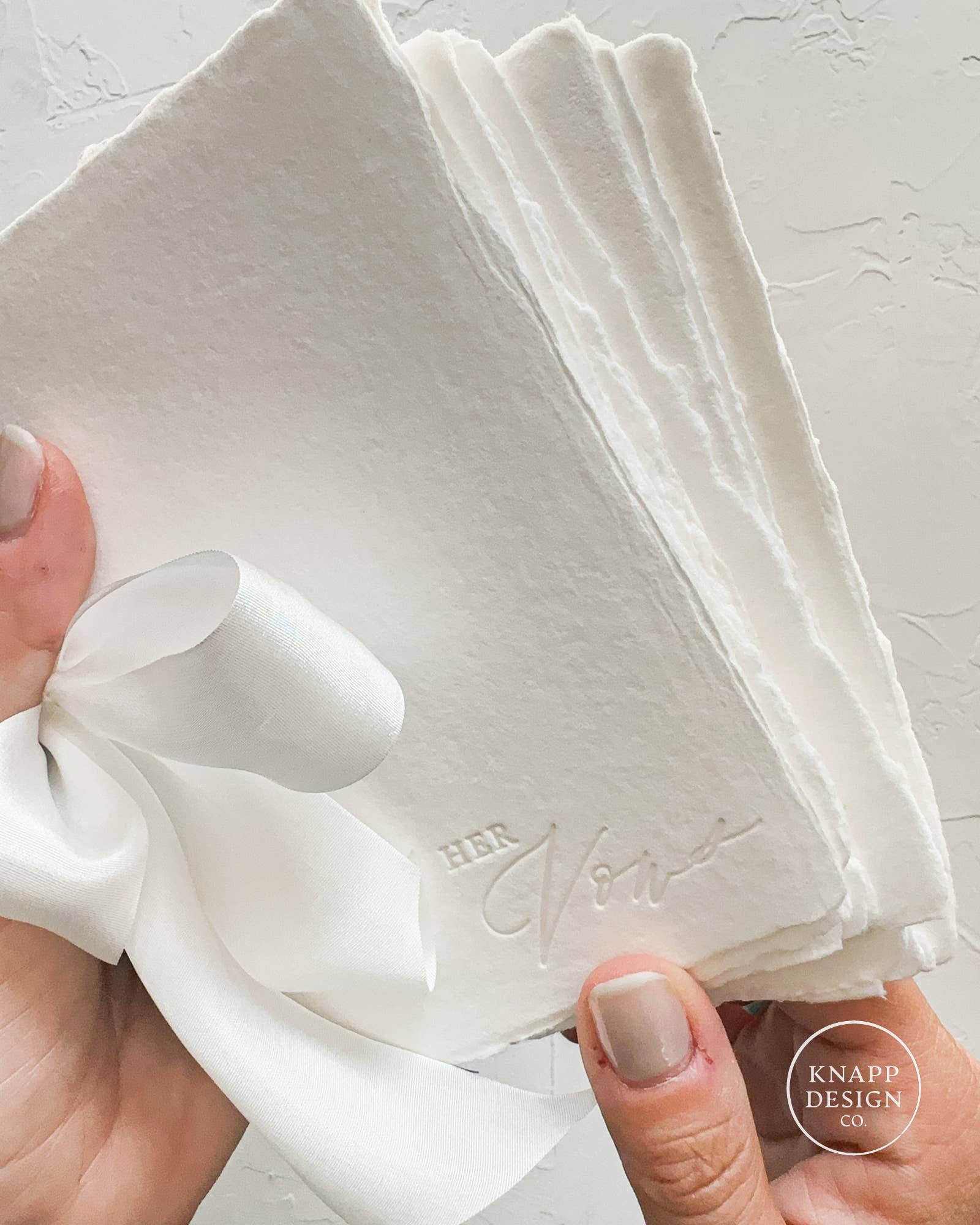 Knapp Design Co. – Engroshandel Dagbog – HER Bryllupsløftehæfte - Hvidt håndlavet papir med silkebånd10