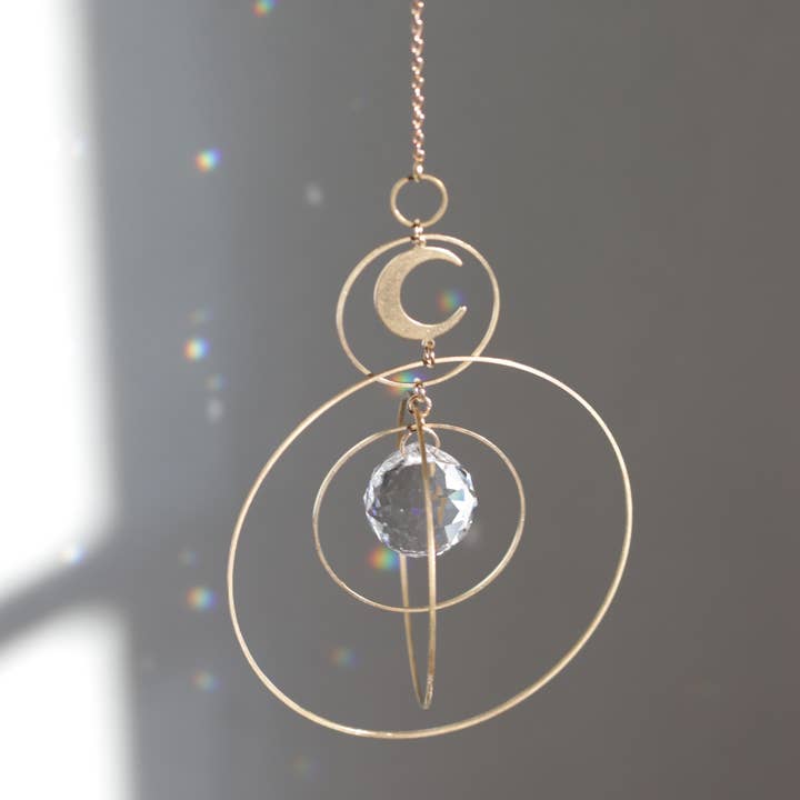 Atelier Intuitive – Großhandel Sonnenfänger – COSMOS • Hängender Sonnensammler aus Messing und Kristallglas3