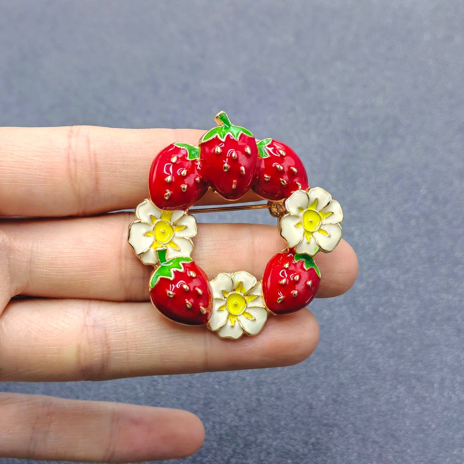 Mio Queena - Vente Broches - Broche vintage en émail à la fraise et à la fleur1