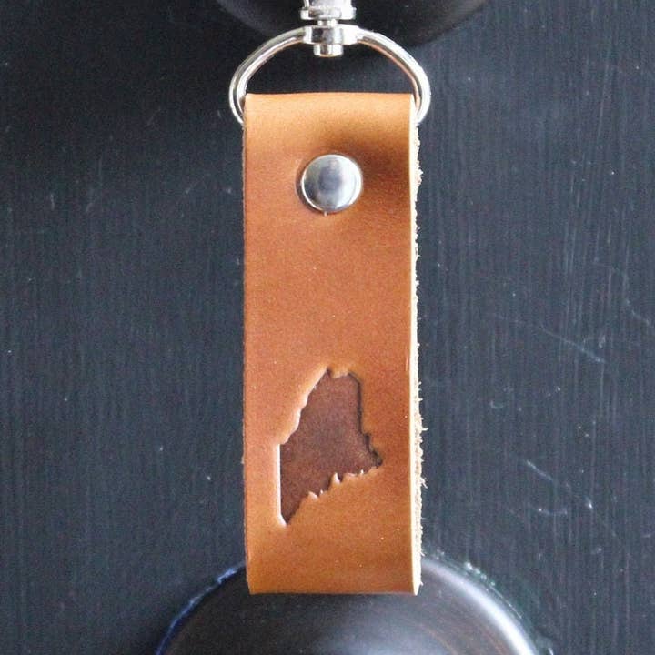 Porte-clés en cuir marron Maine Me State Silhouette fait main pour la vente par Mermaid and Sailor
