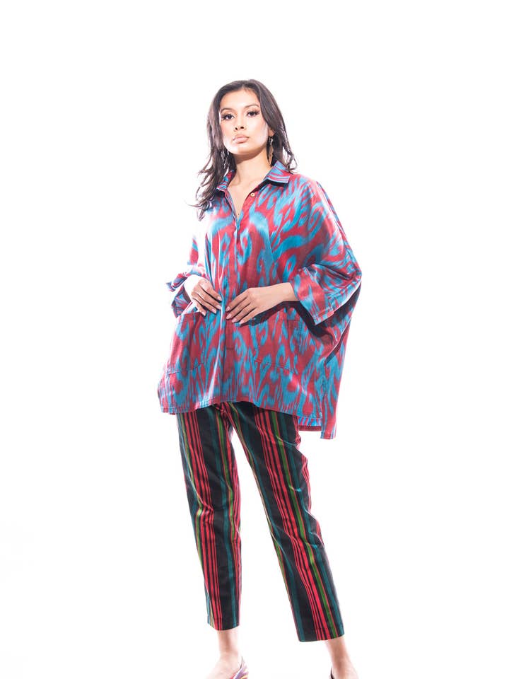 Chemise Ikat en soie surdimensionnée rouge et bleue IK30 pour la vente par Bibi Hanum