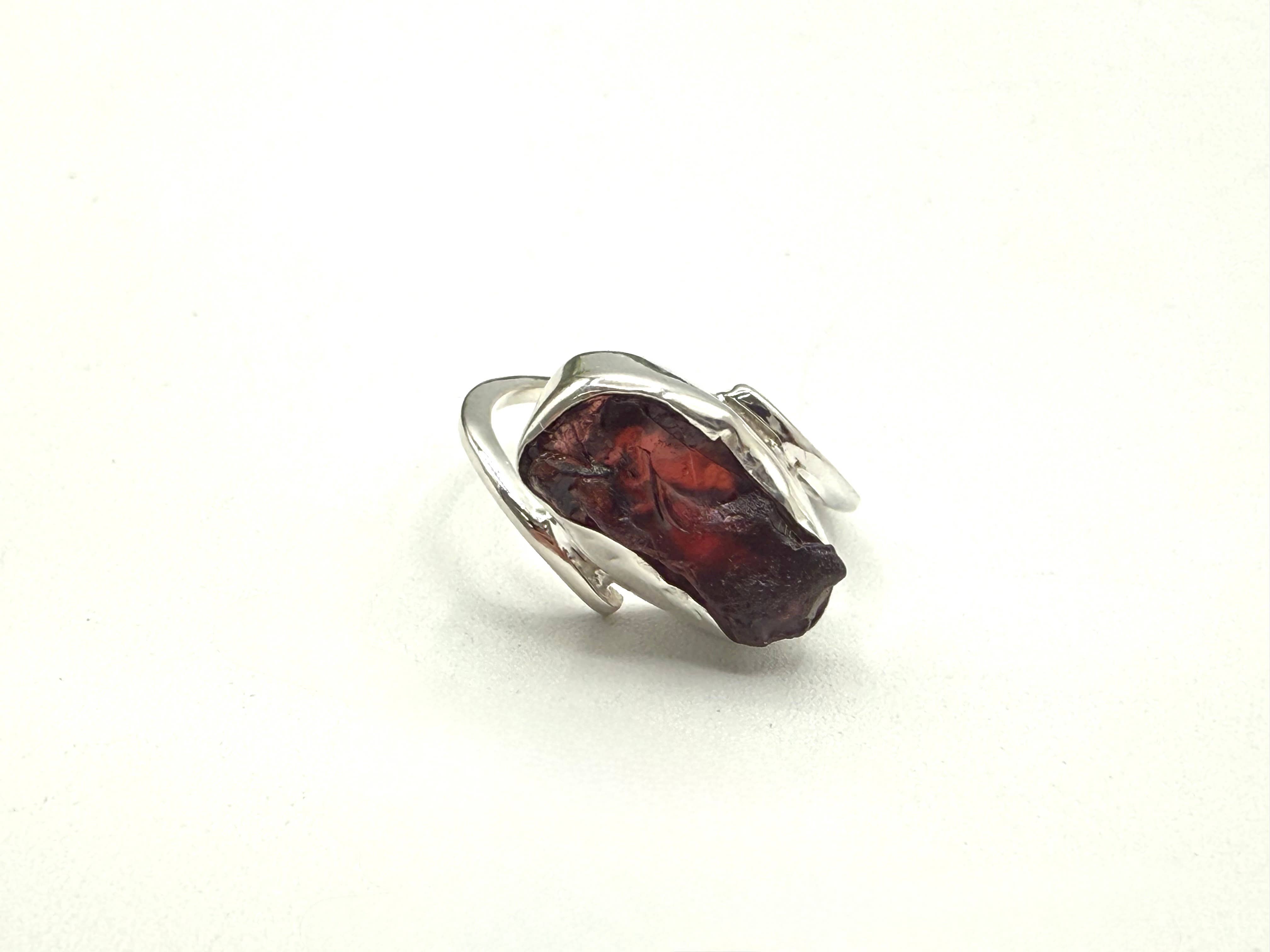 Meraki Gemstones - Venta al por mayor Anillos solitarios - Anillo de piedra preciosa en bruto de granate en plata de ley/925