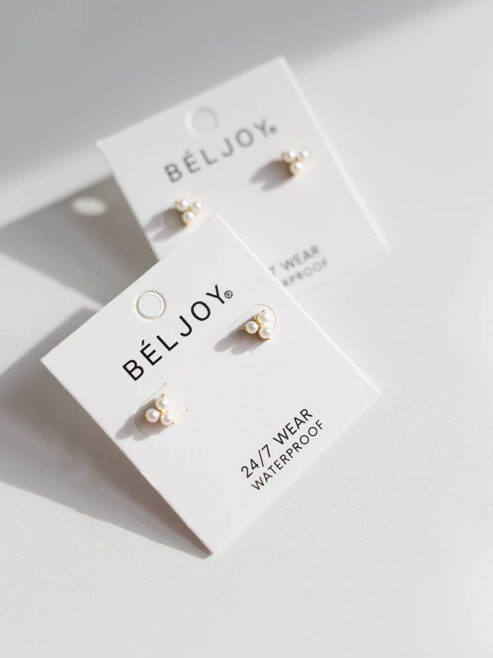 Boucles d'oreilles clous Dottie Pearl pour la vente par BELJOY