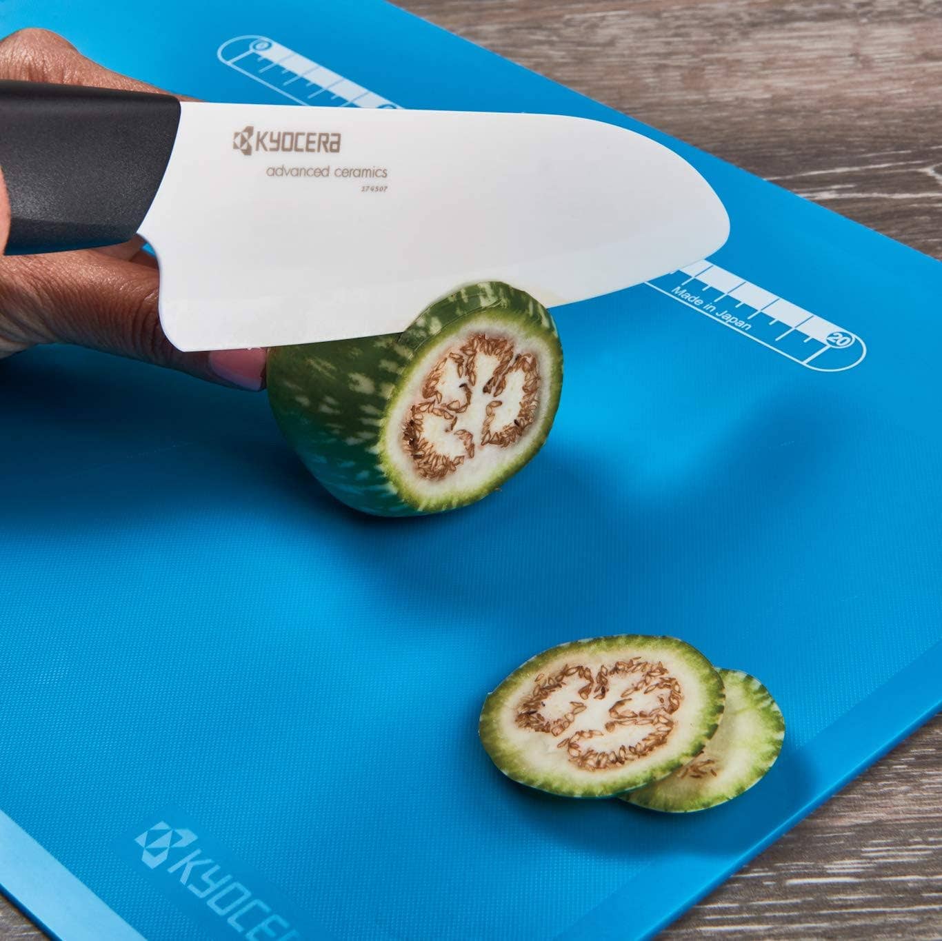 Kyocera International, Inc. - Vente Couteau de cuisine/multi-usage - COUTEAU SANTOKU EN CÉRAMIQUE REVOLUTION 5,5 POUCES 
9