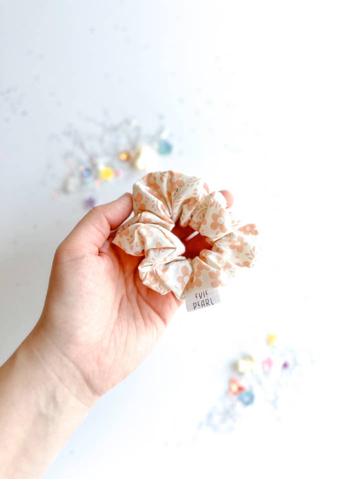Chouchou en coton rose clair à fleurs pour filles pour la vente par Evie Pearl Handmade LLC