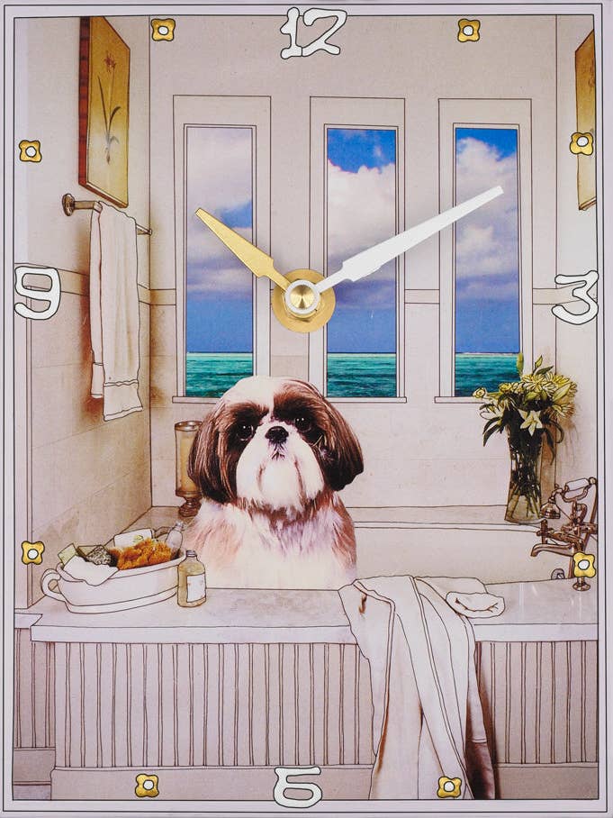 Horloge à collage Shih Tzu dans la baignoire pour la vente par Lea Alboher
