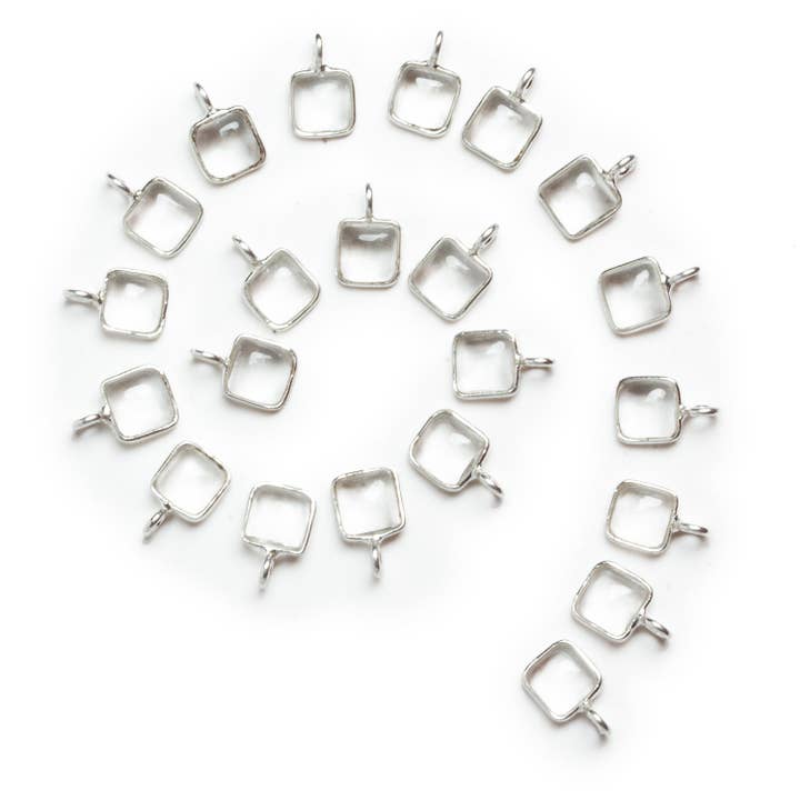 6 mm Silver Bezeled Crystal Quartz Cushion Pendant 1 Pärla för wholesale av The Bead Traders