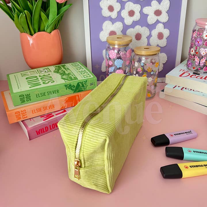 Pochette en velours côtelé - Crème Matcha pour la vente par Lovely Avenue