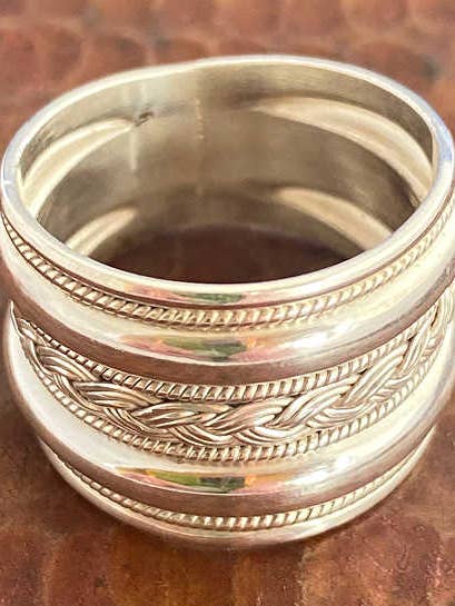 Bague à large bande tressée en argent sterling RBH550 pour la vente par Ganesh Himal Trading