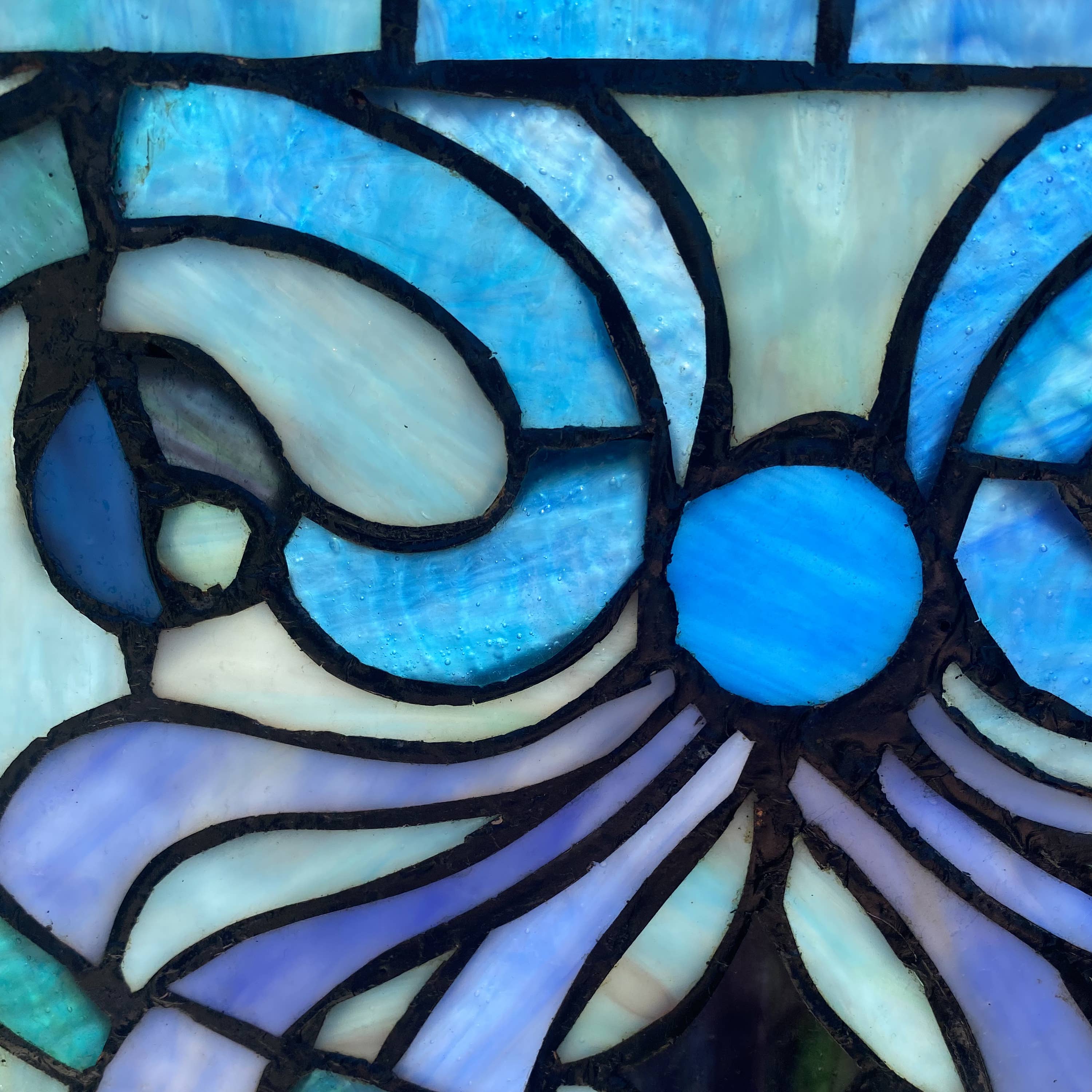 River of Goods - Vente Attrape-soleil - Panneau de vitrail Ilsa bleu, violet et vert de 12 po de haut8