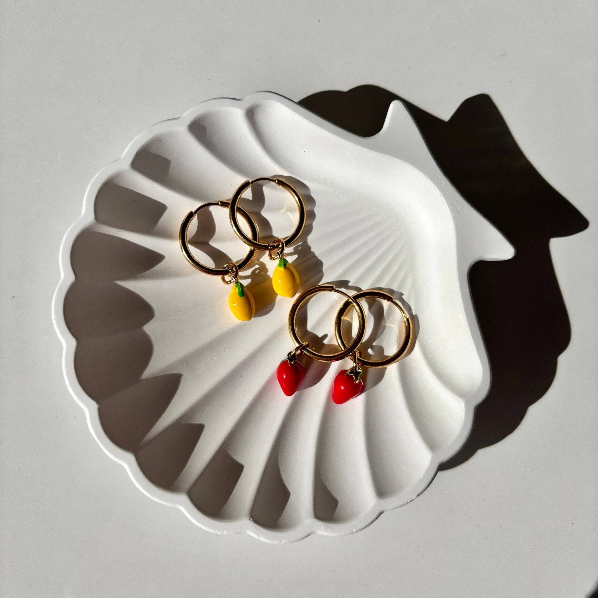 DUESTELLE ITALIA – Brincos de argola por atacado – Limoni & Morangos Hoops - Aros de Ouro com Pendente8