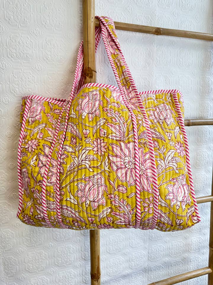 Trapunta in Cotone Stampata a Mano Reversibile Giallo Rosa Floreale per la vendita all'ingrosso da parte di Essential Designs London
