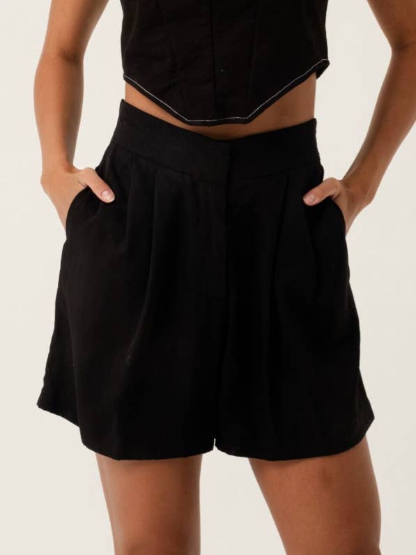 Alicia Noir Plissé Court pour la vente par AMIRA Collective