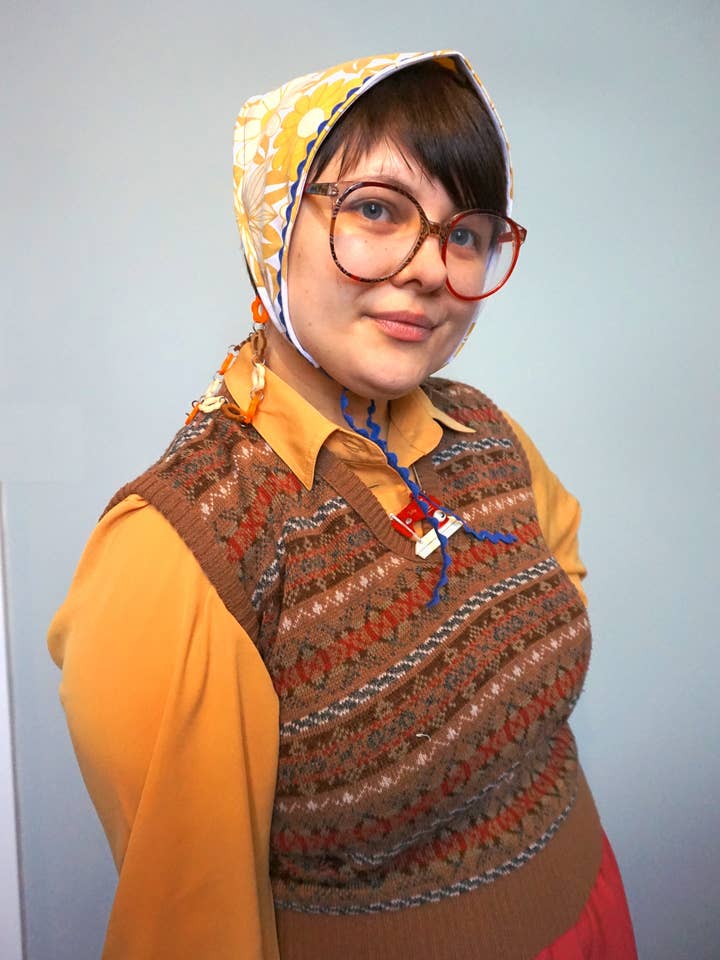 Bandana vintage retravaillé à fleurs jaunes pour la vente par Charlotte Vinsen