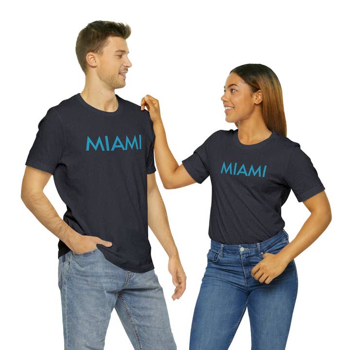 Miami, t-shirt unisexe minimaliste à manches courtes en jersey, différentes couleurs, Miami FL par Art Essential pour la vente par Art Essential