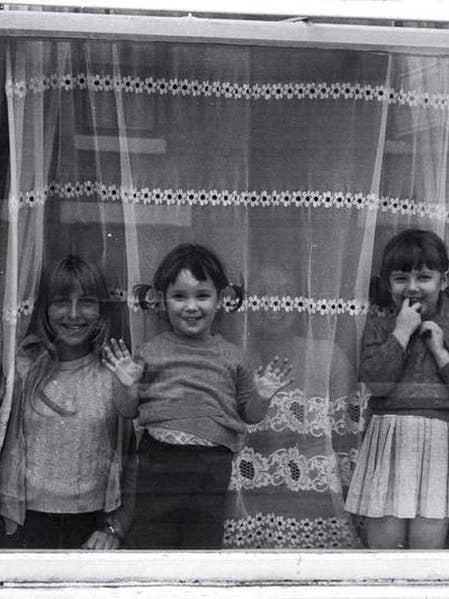 Trois enfants à une fenêtre à Manchester (2) par Iain SP Reid - vers 1977 pour la vente par Flashback Shop