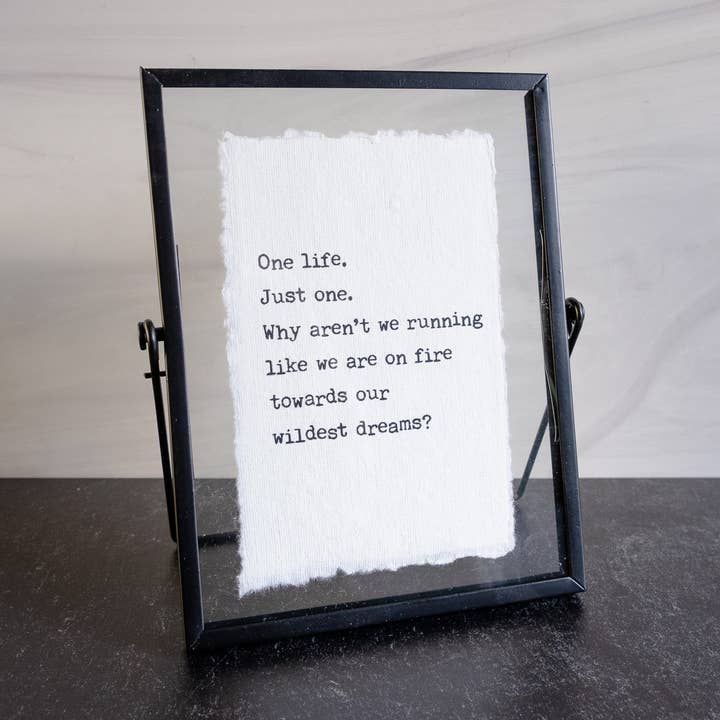 Et liv citat trykt på linnedpapir i svæveramme for engroshandel hos Hart Design Co