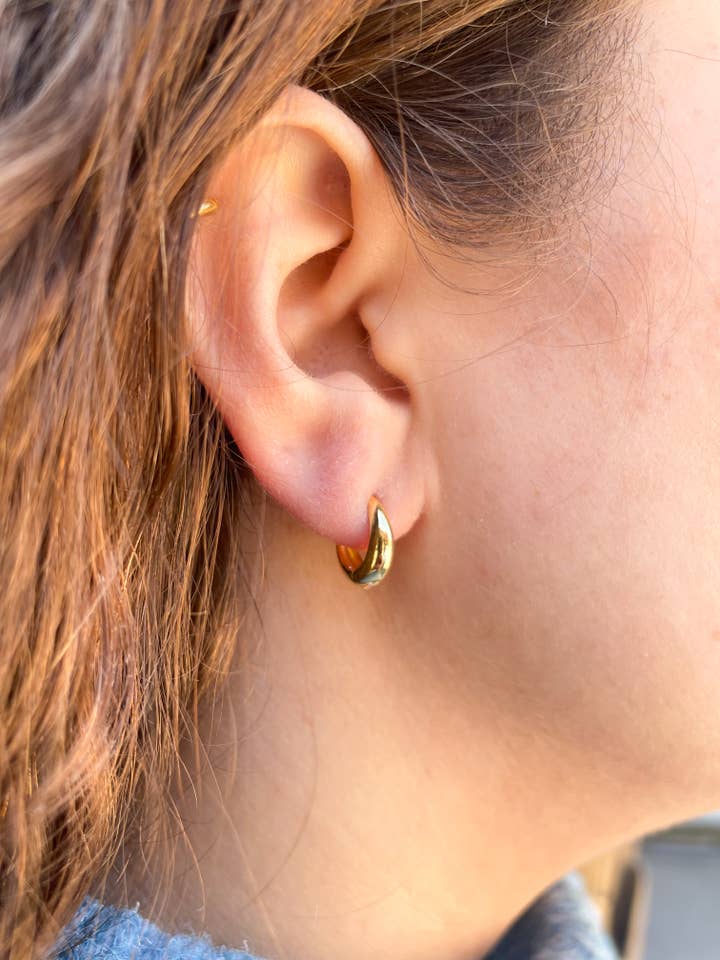 Boucle d'oreille Huggie Piper Golden Shine pour la vente par Pip & Co.